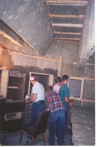 Во время строительства контрольной комнаты. Снимок 1996 года. Вверху – низкочастотные ловушки, подвешенные к потолку. Слева от каменщика – встроенный кабинет правого монитора. Слева от кабинета – фрагмент окна в тон-зал, снизу – рэк под усилитель, справа – окно в каменную комнату, ещё правее – окно в комнату с “мёртвой” акустикой