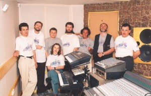 Air Force Studio, г.Винница. Снимок 1999 года. Слева направо: Александр Хорев (барабанщик), Павел Шепета (пианист), Дмитрий Зайчук (аранжировщик Витаса), техник-стажёр, Витас, Михаил Барановский (гитарист), Александр Кравченко (руководитель студии, звукорежиссёр, аранжировщик); впереди – Виктория Самборская (back-вокал)