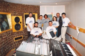 Air Force Studio, г.Винница. Снимок 1999 года. Слева направо: П.Шепета, Д.Зайчук, Витас, В,Самборская, М.Барановский, А.Хорев; впереди: техник-стажёр и А.Кравченко. Видны окна в тон-зал, каменную комнату и MIDI-студию, а также правый монитор дальнего контроля