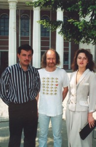 У входа в Дом офицеров. Снимок 1996 года. Слева направо: Александр Кравченко (инициатор проекта), Филип Ньюэлл (акустик-дизайнер), Людмила Захарук (переводчик)