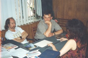 Во время одной из дискуссий. Снимок 1996 года. Слева направо: Филип Ньюэлл, Александр Кравченко, Людмила Захарук