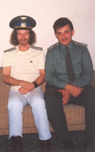 “Ударник коммунистического труда” и “воин-спортсмен” “майор” Филип Ньюэлл (в фуражке) и майор Александр Кравченко. Снимок 1996 года