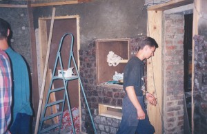 Во время строительства контрольной комнаты. Снимок 1996 года. На дальнем плане – вход в кладовку. Справа  вмонтирован кабинет левого монитора. Под ним – рэк под усилитель Neva Audio. Полстены уже облицовано гранитом.